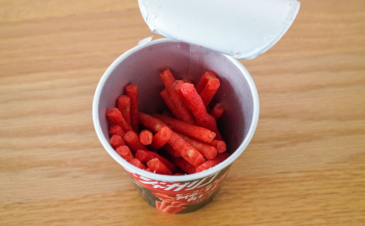 「一番好きな味」「やっと買えた」真っ赤な『じゃがりこ』が普通にうまい