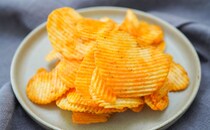 「めちゃウマいよ」新時代ポテトチップスがコンビニ先行発売に