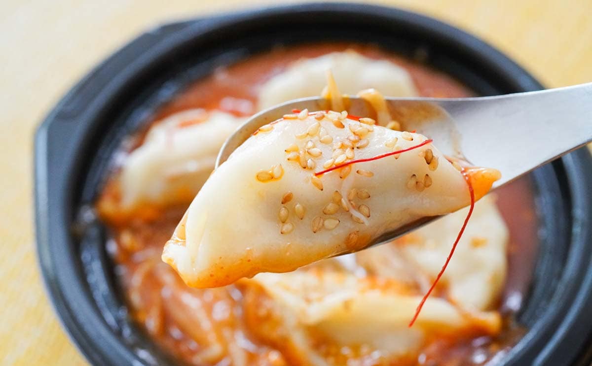 ファミマの辛旨だれで食べる水餃子がやみつきになる