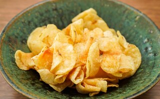 「うますぎだから」「クセになる」カルビーの人気ポテトチップス復活