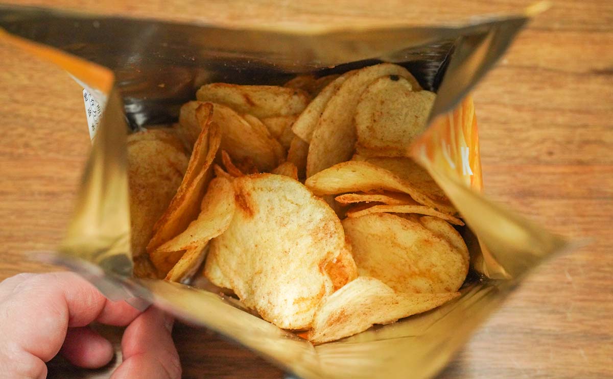 「甘じょっぱくて好きな味」「珍しい感じ」湖池屋の新ポテトチップスが不思議すぎる
