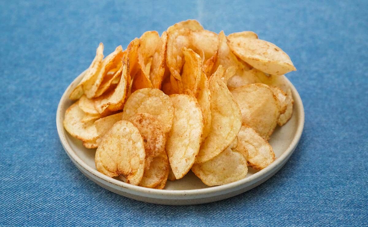 「甘じょっぱくて好きな味」「珍しい感じ」湖池屋の新ポテトチップスが不思議すぎる