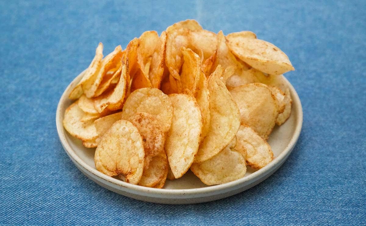 「甘じょっぱくて好きな味」「珍しい感じ」湖池屋の新ポテトチップスが不思議すぎる
