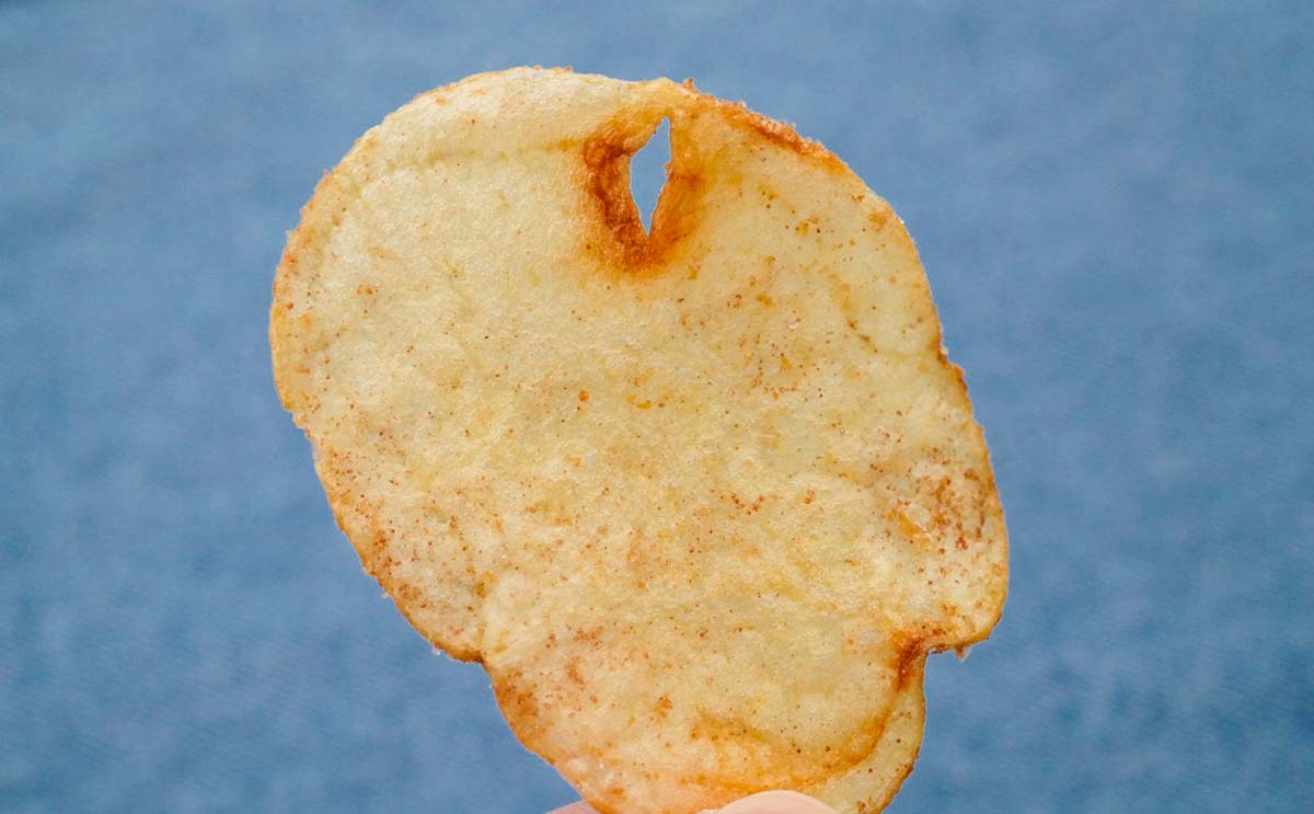 「甘じょっぱくて好きな味」「珍しい感じ」湖池屋の新ポテトチップスが不思議すぎる