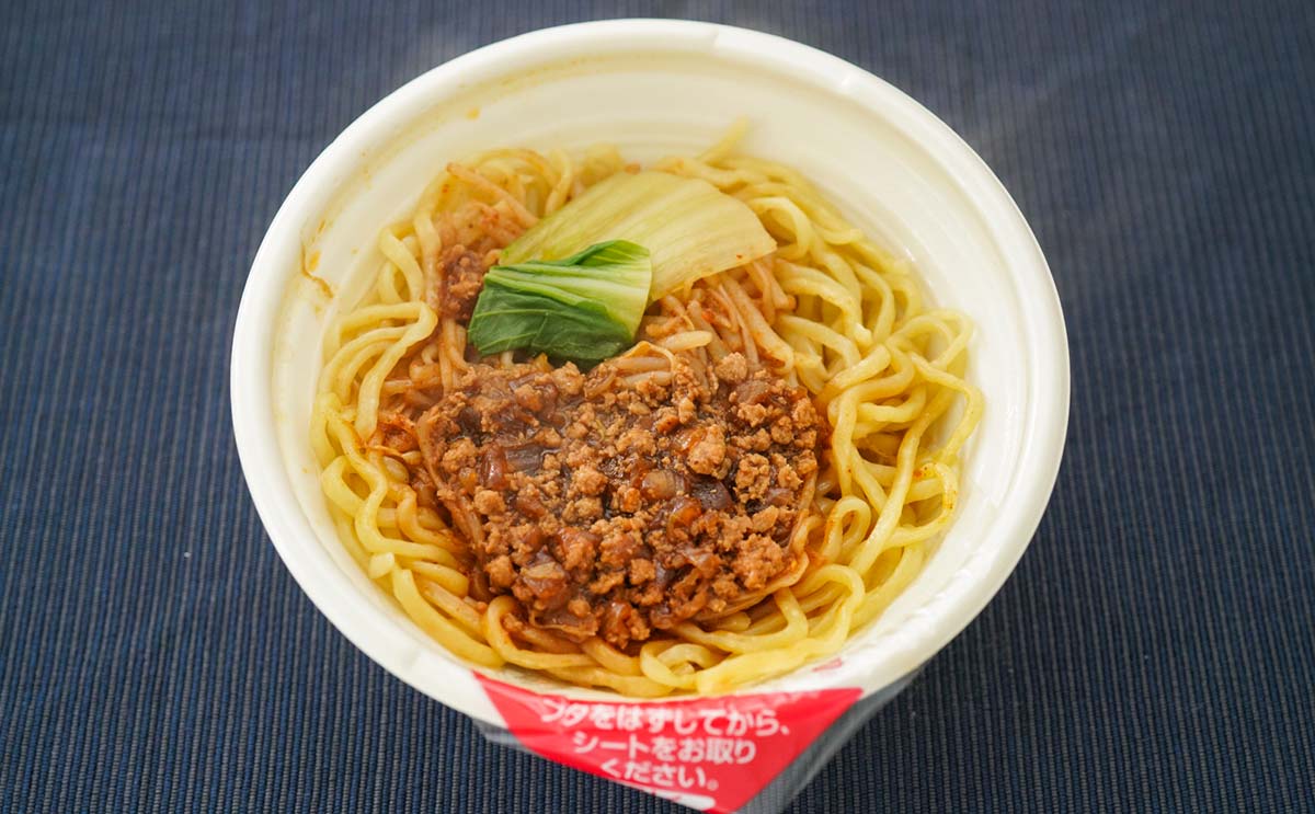 「また食べたい」「口の中が大変」セブンのおすすめ麺は汁なし汗だく