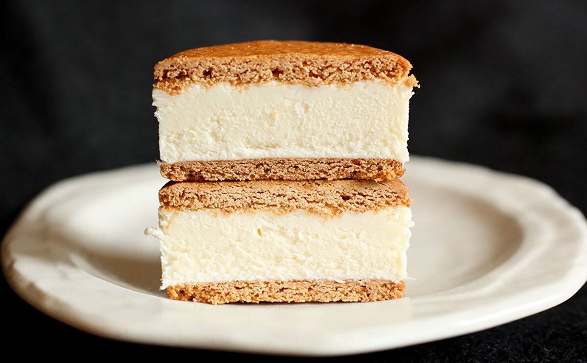 ファミマの爆売れスイーツ「バタービスケットサンド」が帰ってきた！！