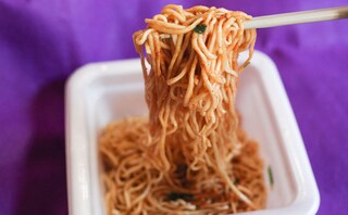 ファミマル、グッジョブすぎる！「麺屋はなび」監修のカップ麺が箱買いしたいレベル