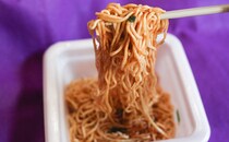 ファミマル、グッジョブすぎる！「麺屋はなび」監修のカップ麺が箱買いしたいレベル