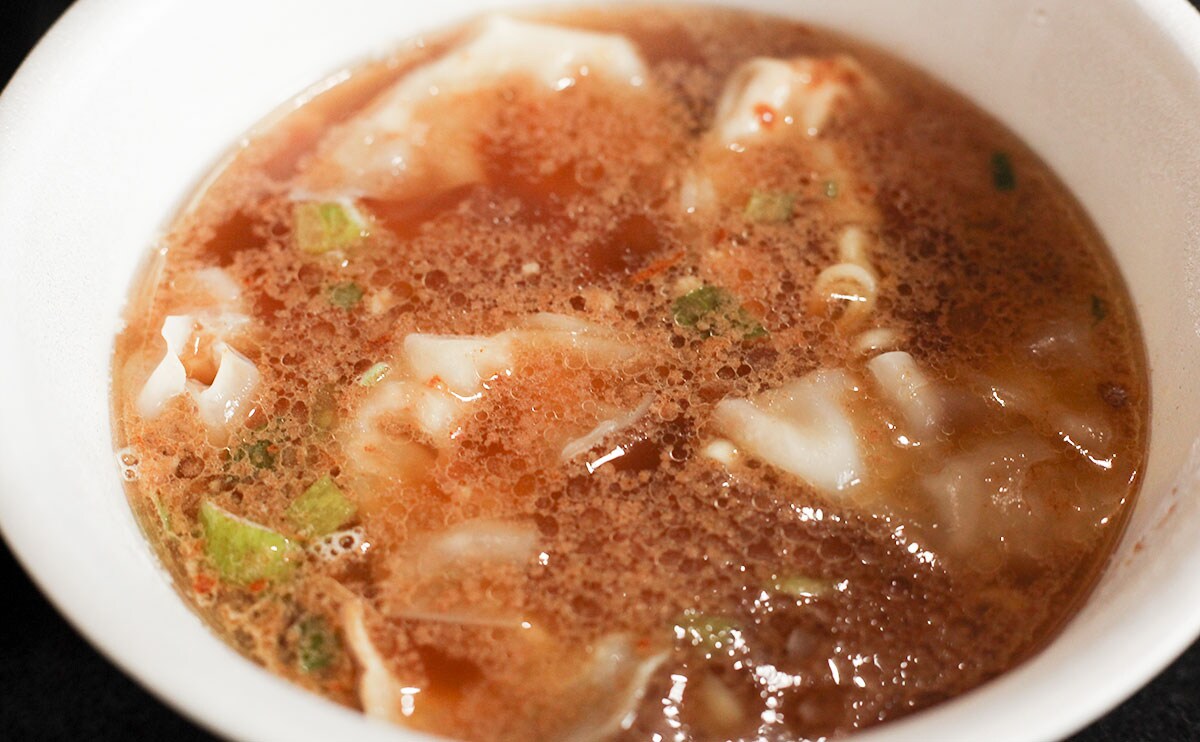 「こだわりを感じる」ファミマで人気店の「ワンタン麺」を!?