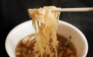 「こだわりを感じる」ファミマで人気店の「ワンタン麺」を!?