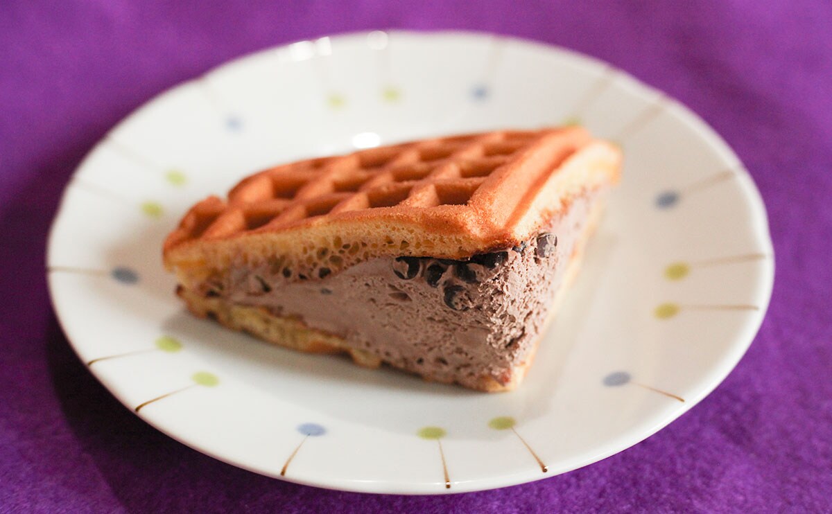 ふっくらふわふわ!ファミマ「ワッフルケーキ」はチョコ好き必見!