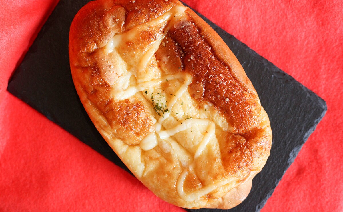 地味だからってナメないで? ローソンの149円“巨大パン”が最高だった