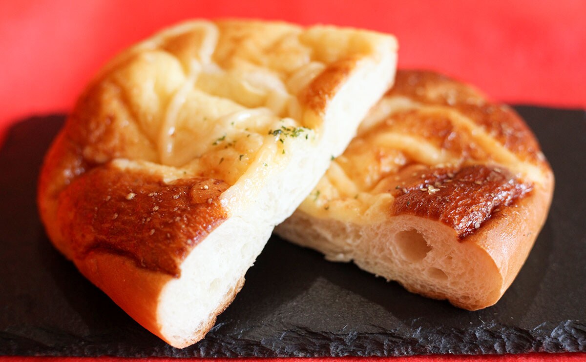 地味だからってナメないで? ローソンの149円“巨大パン”が最高だった