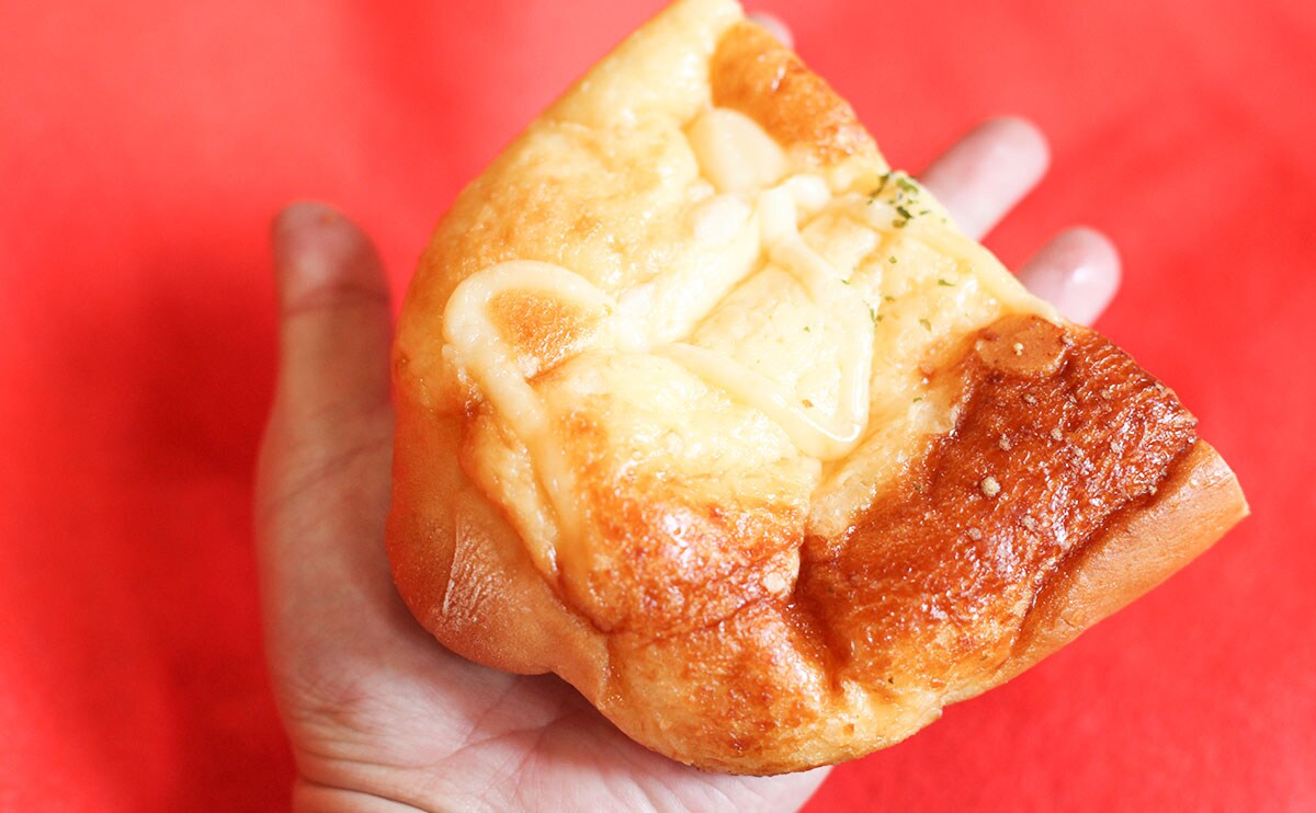 地味だからってナメないで? ローソンの149円“巨大パン”が最高だった