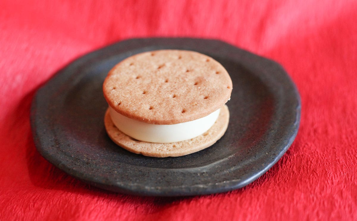 「最高においしい」「死ぬほどうまい」ローソンの『チーズケーキ』は手で食べるタイプ!