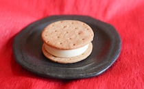 「最高においしい」「死ぬほどうまい」ローソンの『チーズケーキ』は手で食べるタイプ！