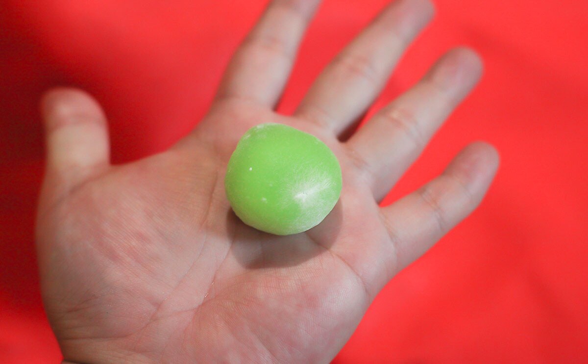 「楽しい」「色がやばい」ローソンの“緑の物体”が話題!