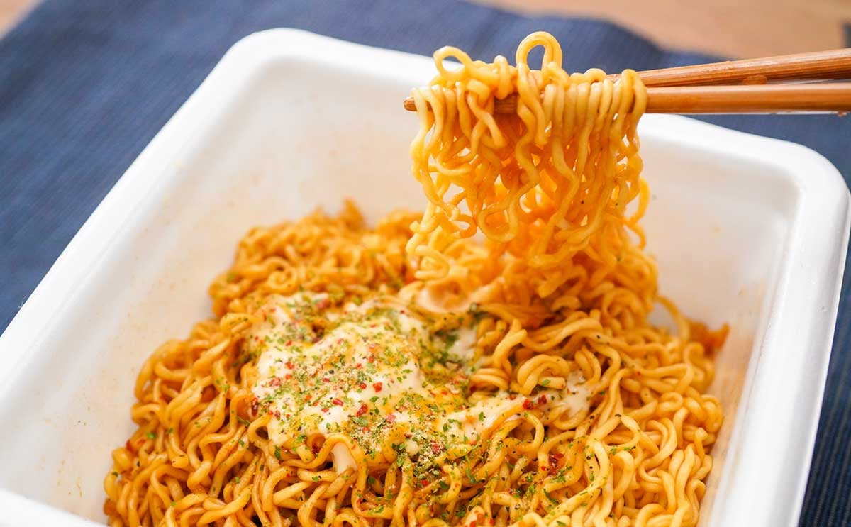 「太りそう」「うまいよ」大量ソース付きの『一平ちゃん』が気になる