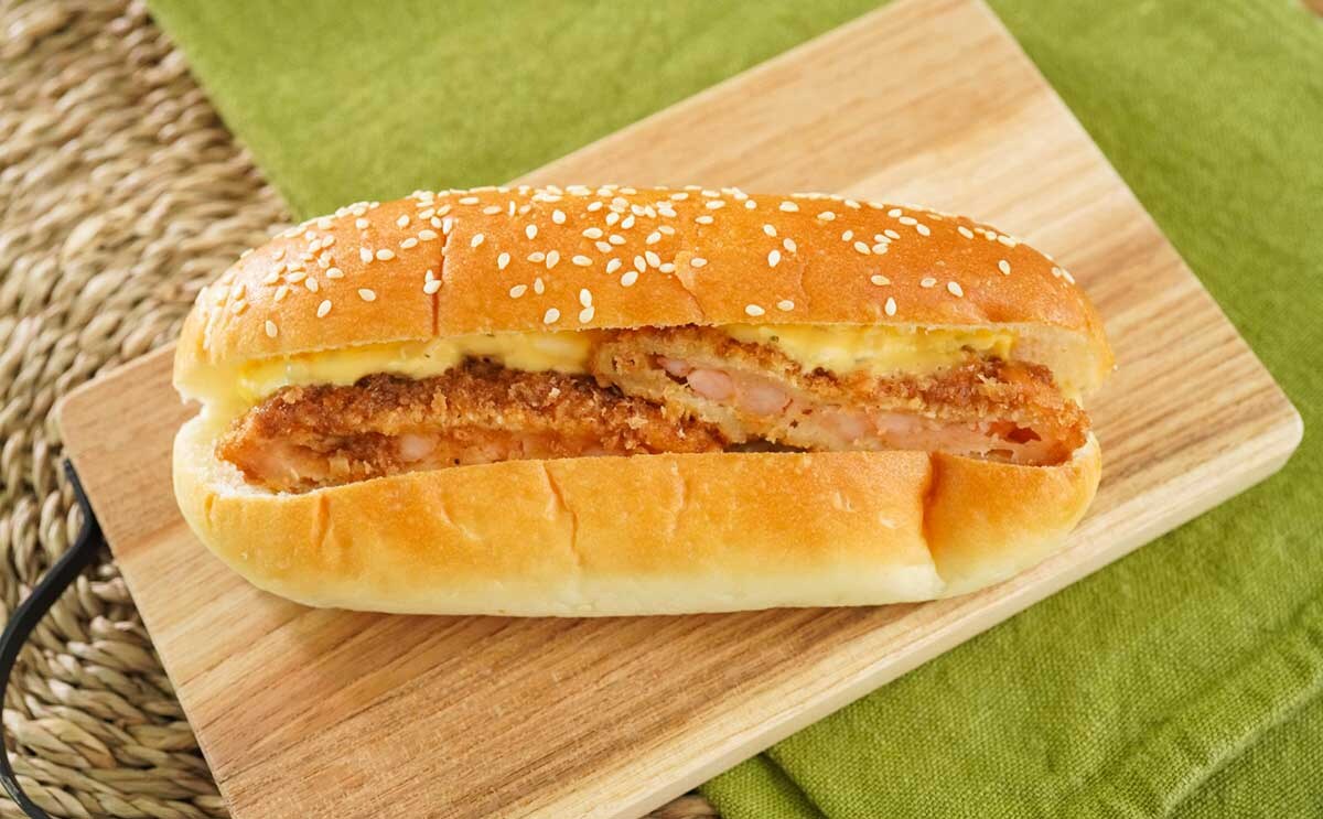 「ソースがおいしい」「ぷりぷり」セブンの新発売パンは食べごたえアリ