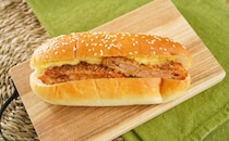 「ソースがおいしい」「ぷりぷり」セブンの新発売パンは食べごたえアリ