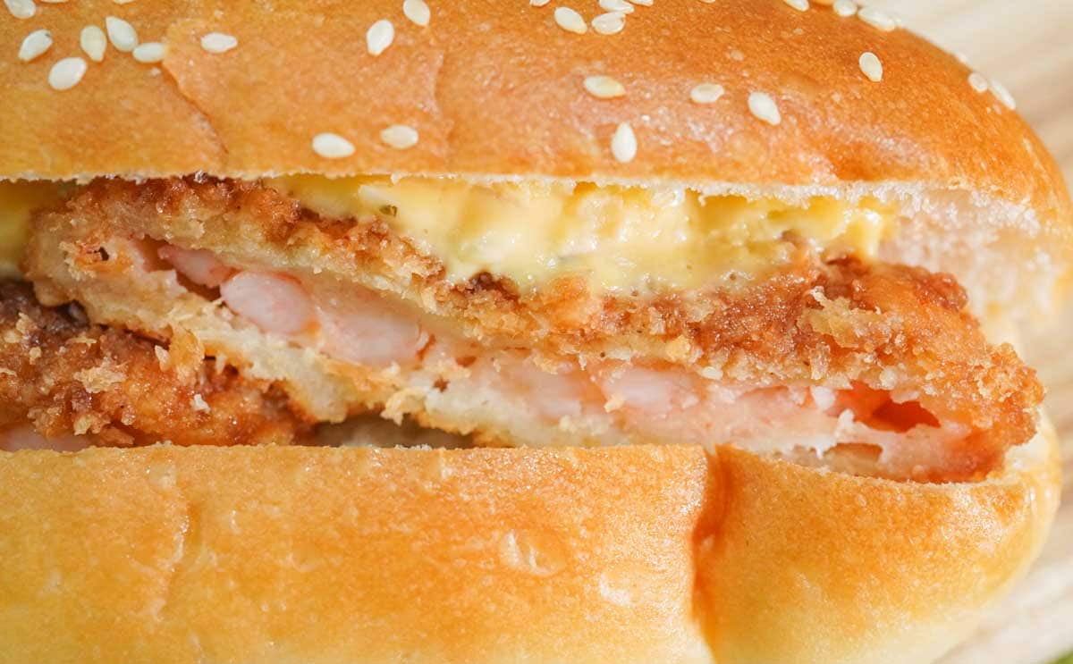 「ソースがおいしい」「ぷりぷり」セブンの新発売パンは食べごたえアリ