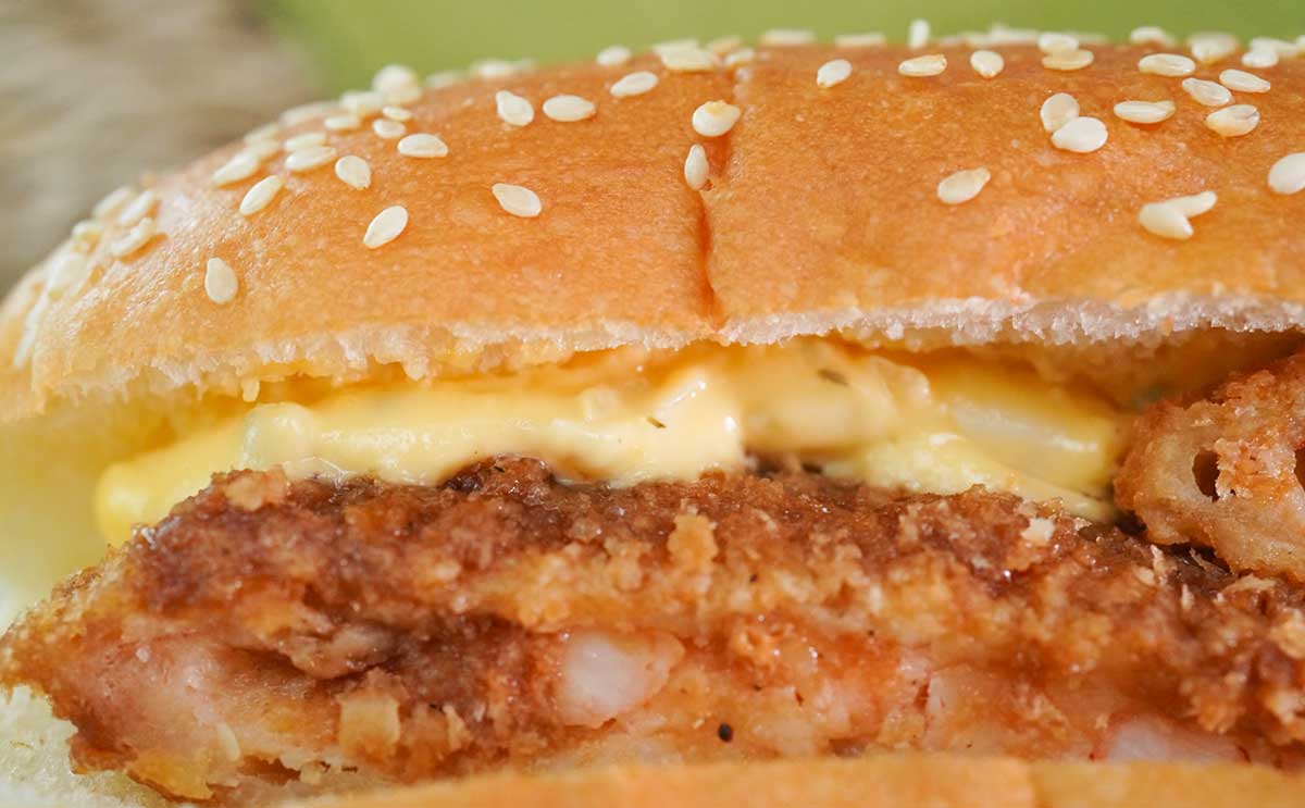 「ソースがおいしい」「ぷりぷり」セブンの新発売パンは食べごたえアリ