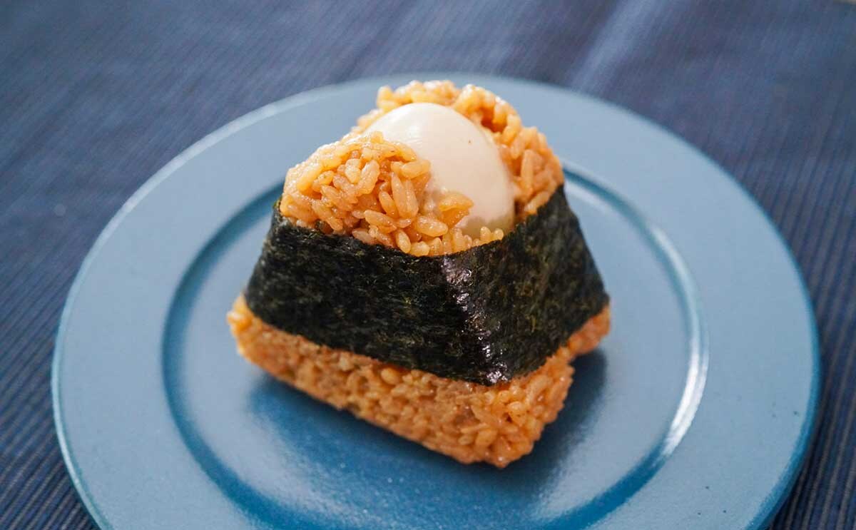 【セブン】新発売おむすび、煮玉子が“丸ごと”入ってるし、はみ出ちゃってるし！