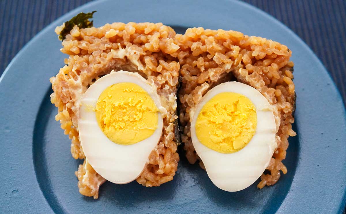 【セブン】新発売おむすび、煮玉子が“丸ごと”入ってるし、はみ出ちゃってるし!