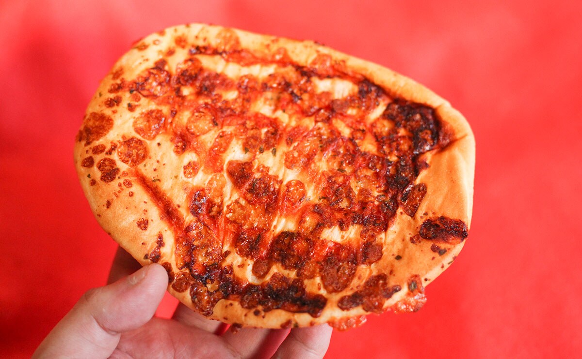 賛否両論！『ピザポテトみたいなパン』を食べてみた