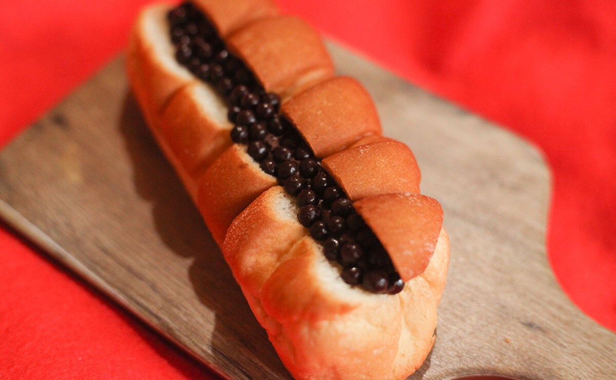 「ぞわぞわ」「グロい」の声も…。“黒いぶつぶつ”がポイントのファミマ新商品