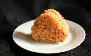 一度食べたらやみつきに!? ローソンの『ニンニク炒飯おにぎり』はリピ確のうまさ