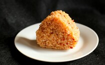 一度食べたらやみつきに!? ローソンの『ニンニク炒飯おにぎり』はリピ確のうまさ