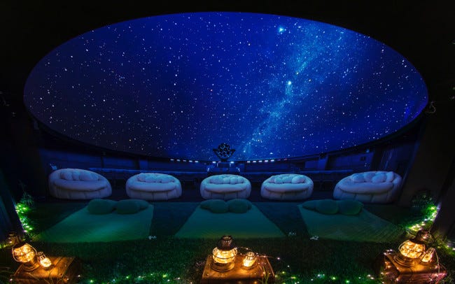 「コニカミノルタプラネタリウム満天 in Sunshine City」のプラネタリウムが奏でる壮麗な星々の物語。特等席で寝そべって鑑賞