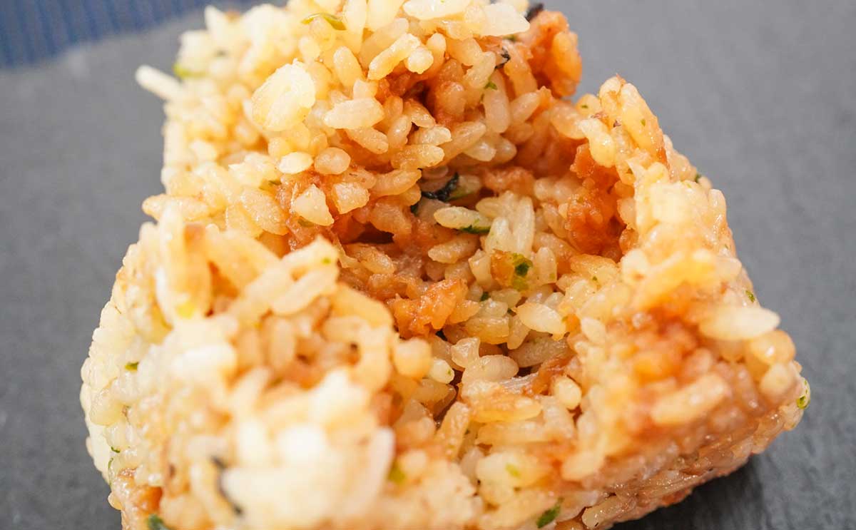 「超おいしい」「食べたほうがいい」セブン新作おむすびは【118円】なのにうまい