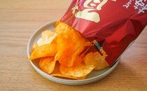 「めちゃうまいよ」「気になる」コンビニ先行の【刺激的】ポテトチップスは新感覚かも