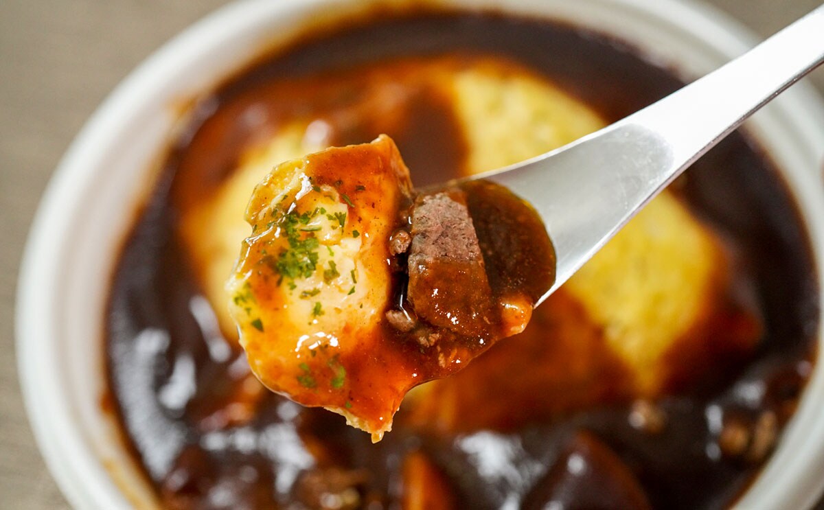 「肉ほろほろ」「食べごたえある」有名シェフ監修の【セブン】新商品が最高