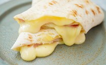 「他では満足できない」「なくなった？」大量チーズがあふれ出る【セブン】人気商品が発売に