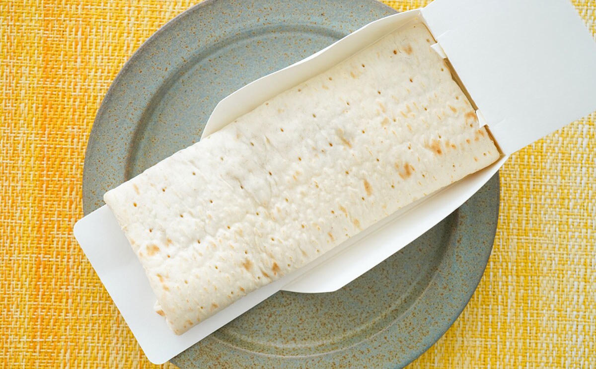 【セブン】人気商品「ブリトー」シリーズから新発売された、肉ととろけるチーズが味わえる「3種チーズのボロネーゼ」がうまかった