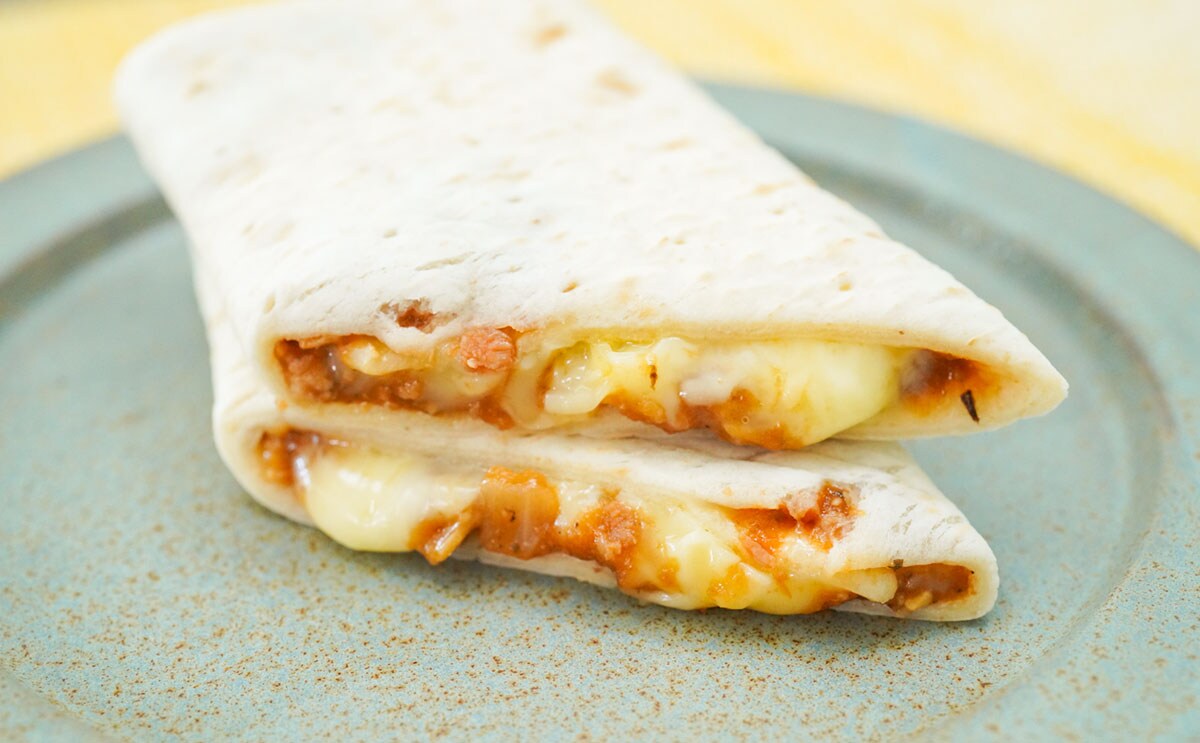 【セブン】人気商品「ブリトー」シリーズから新発売された、肉ととろけるチーズが味わえる「3種チーズのボロネーゼ」がうまかった