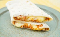 【セブン】人気商品「ブリトー」シリーズから新発売された、肉ととろけるチーズが味わえる「3種チーズのボロネーゼ」がうまかった