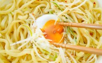 「めっちゃうまい」「毎日食べたい」【セブン】新作麺は食べごたえアリ