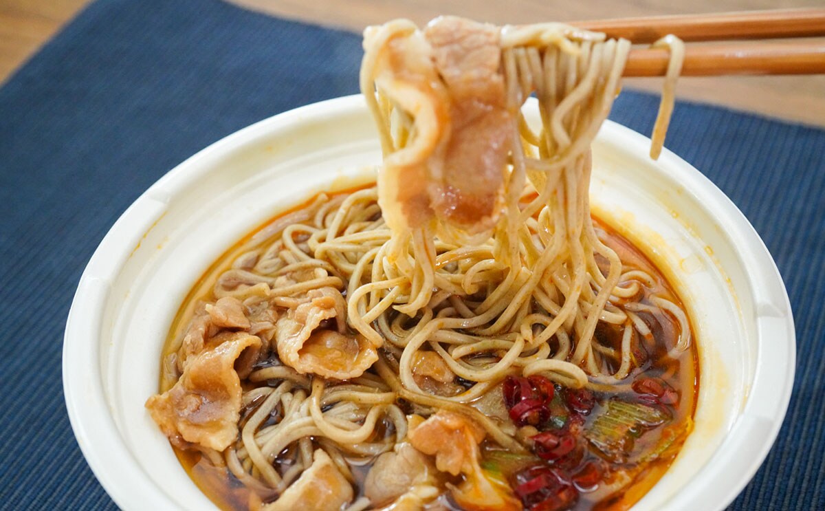 味も量も大満足！【セブン】新発売の麺は具材たっぷりで激うま