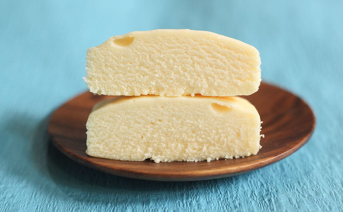 「めっちゃ好きな味」「夏向き」【ファミマ】の“真っ白”パンが今年も!
