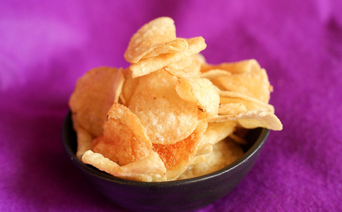 「ガーリック系で1番」の声も。ローソン限定の『ポテチ』、手が止まらない