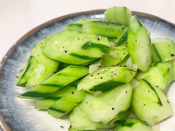 炒めたきゅうりも瑞々しい♪リュウジさんの「翡翠きゅうり」はシャクッと柔らか食感♡ガツンとにんにく風味！