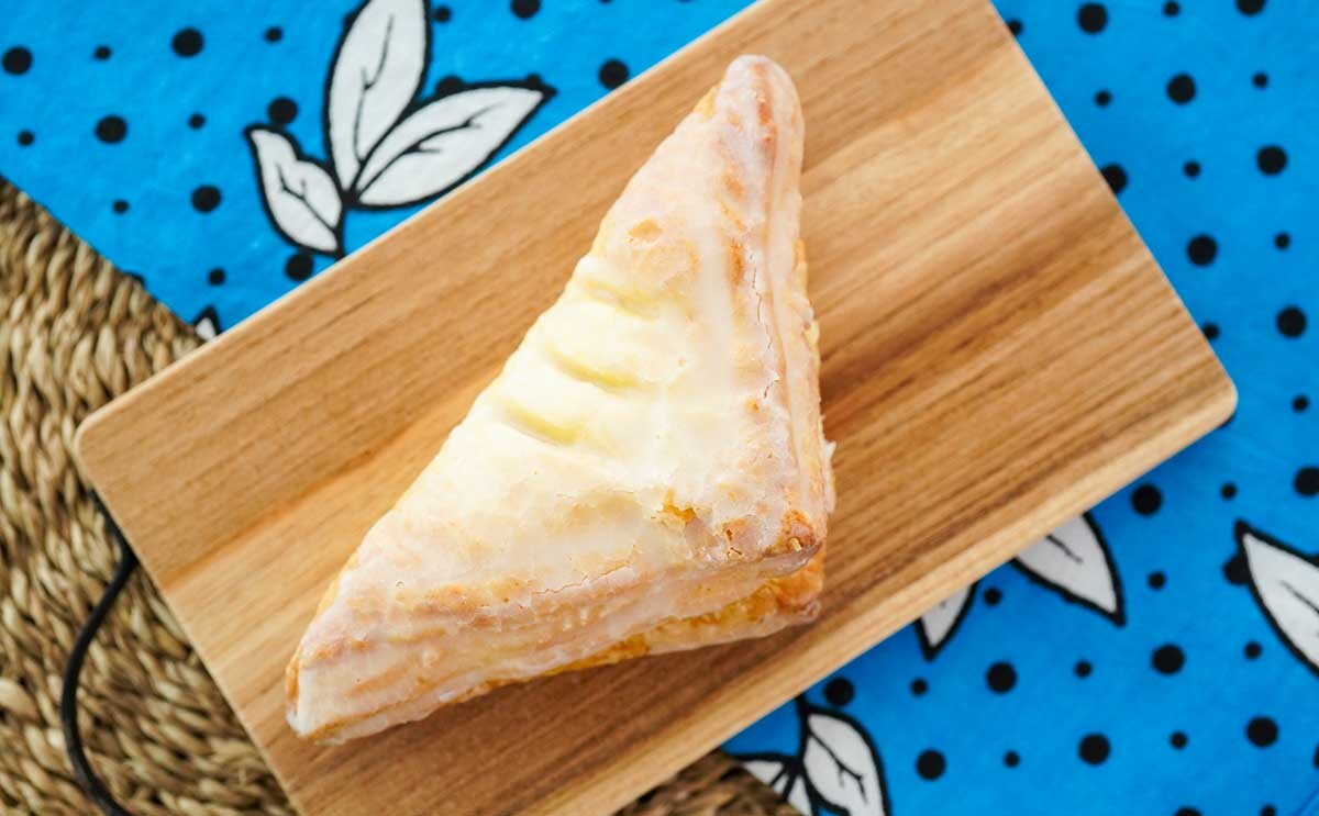 「超おいしい」「幸せ～」【セブン】新作パンは暑い日にぴったり！爽やかな食べ心地の「瀬戸内産レモンの三角パイ」とは