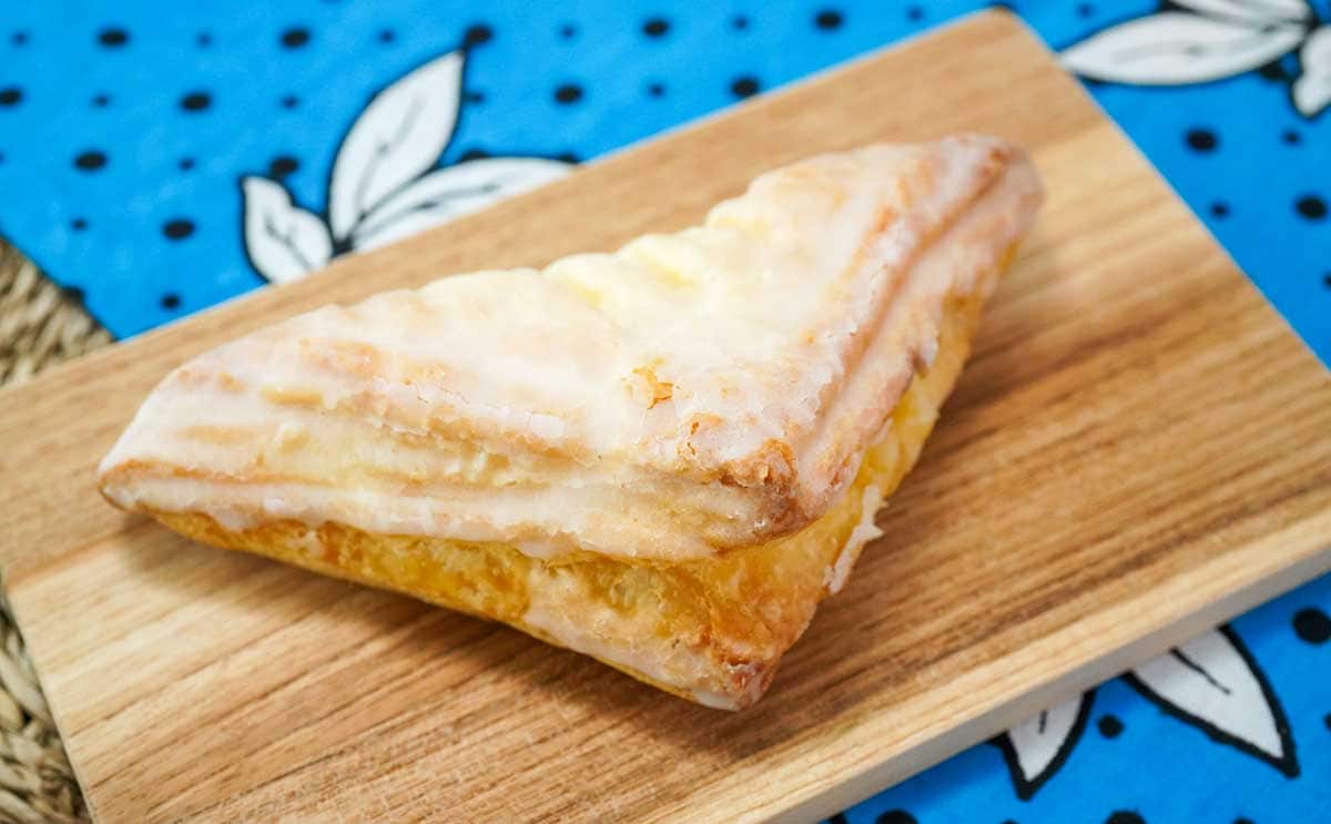 「超おいしい」「幸せ～」【セブン】新作パンは暑い日にぴったり！爽やかな食べ心地の「瀬戸内産レモンの三角パイ」とは