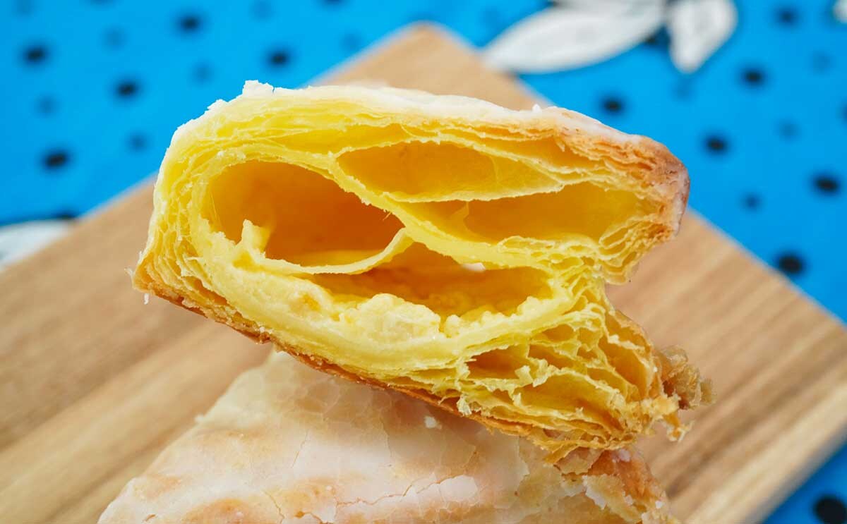 「超おいしい」「幸せ～」【セブン】新作パンは暑い日にぴったり！爽やかな食べ心地の「瀬戸内産レモンの三角パイ」とは