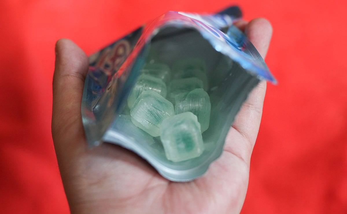 「おいしい」「デカい」いま話題の『氷あめ』を食べてみた