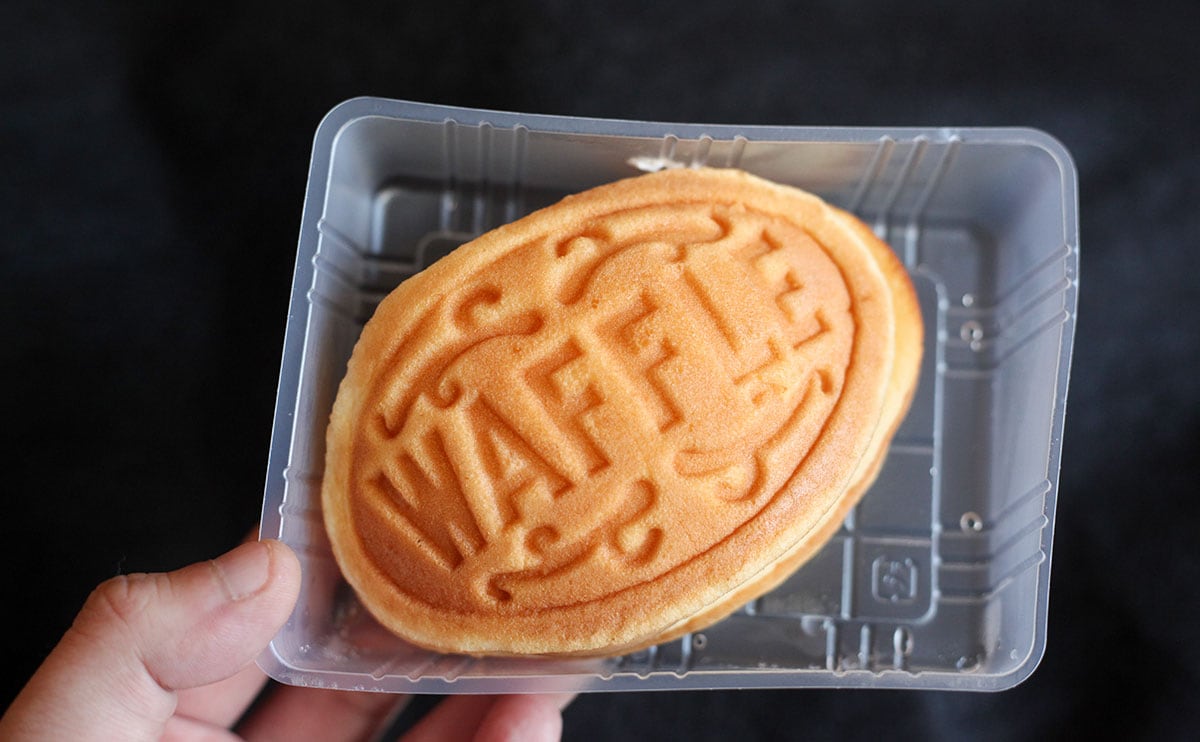 食感に賛否両論。『マリービスケット』が丸ごと入った【ファミマ】の新商品